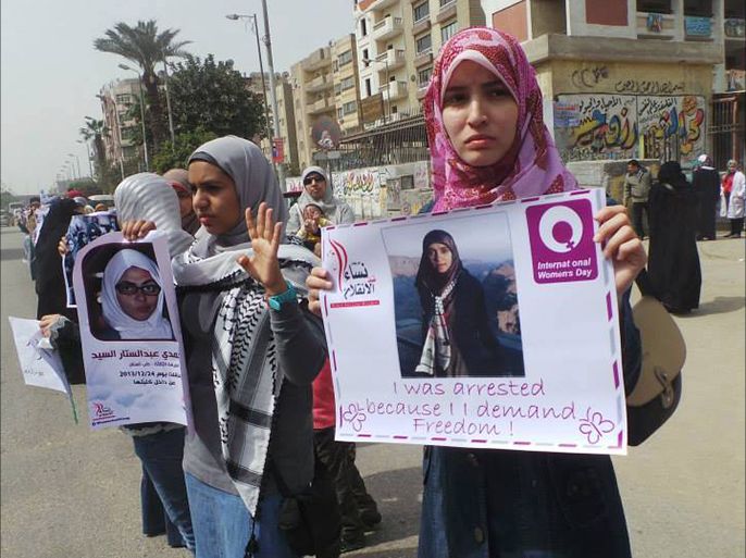 المشاركات في الوقفة رفعن صور لبعض النساء المعتقلات منذ الانقلاب العسكري