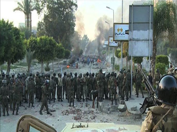 قوات جيش في مواجهة متظاهرين-تقرير "التدخل السريع" ..مواجهة إرهاب أم إستعراض قوة