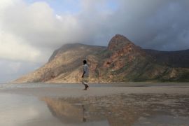 A local guide walks on the approach to Ditwa lagoon and beach near the port of Qalensiya, the second biggest town on Yemen's Socotra island November 21, 2013. REUTERS/Mohamed al-Sayaghi