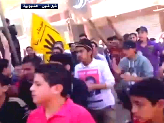 المتظاهرون يرفعون شعار رابعة وصور مرسي أثناء فعالياتهم (الجزيرة)