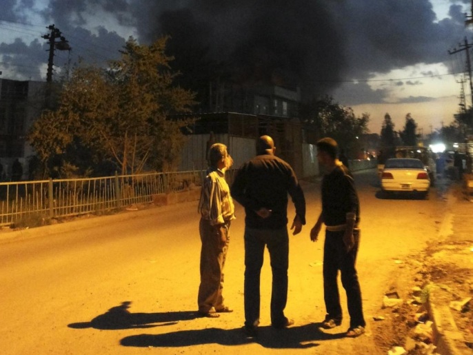 ‪دخان يتصاعد من انفجار سيارة مفخخة بضاحية القاهرة ببغداد أمس‬ (رويترز)