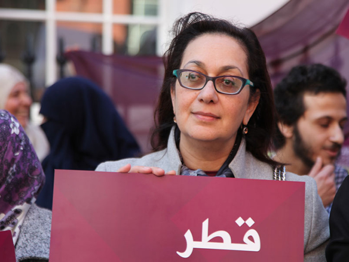 المتظاهرون سلموا رسالة للسفير القطري وصفوا فيها مواقف الدوحة بالحضارية(الجزيرة)