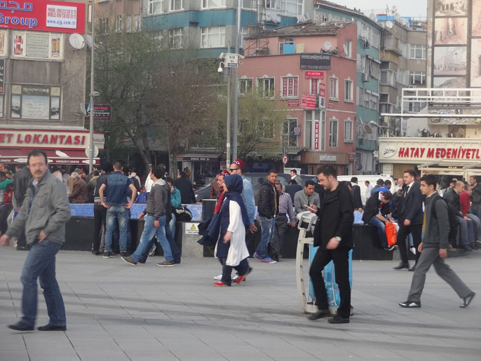 في الطرف المقابل للحديقة في أكسراي بإسطنبول تجمع آخر للسوريين والسماسرة (الجزيرة نت)