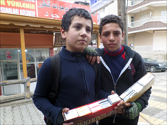 ‪طفلان سوريان يبيعان الدخان في حقائب مدرسية بالريحانية‬ (الجزيرة)