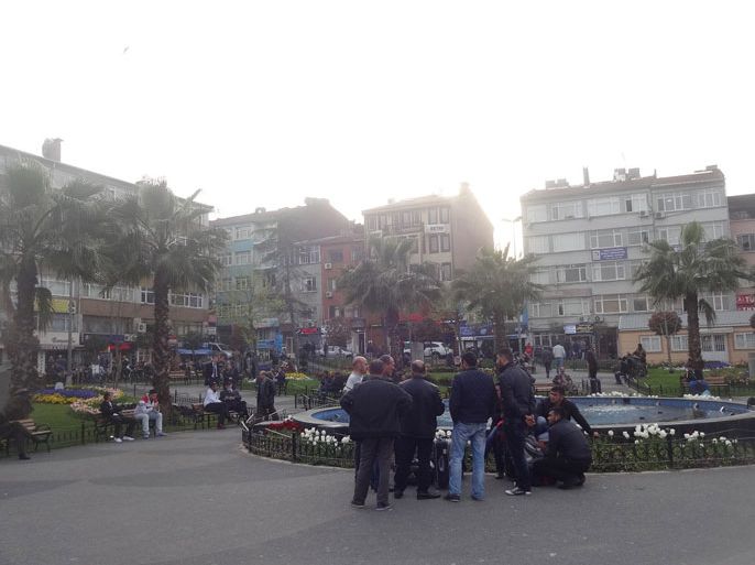 مهاجرون سوريون في حديقة بمنطقة أكسراي بإسطنبول بانتظار المهربين على ما يبدو للبدء برحلتهم المحفوفة بالمخاطر نحو أوروبا