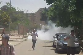 أطلقت قوات الأمن قنابل الغاز المسيل للدموع لتفريق مظاهرة مناوئة للانقلاب في جامعة الأزهر
