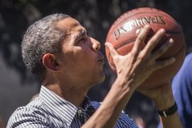 US President Barack Obama tries to sink a basket on a basketball court on the South Lawn during the 136th annual White House Easter Egg Roll at the White House in Washington, DC, USA, 21 April 2014. This year's theme was 'Hop into Healthy, Swing into Shape.'