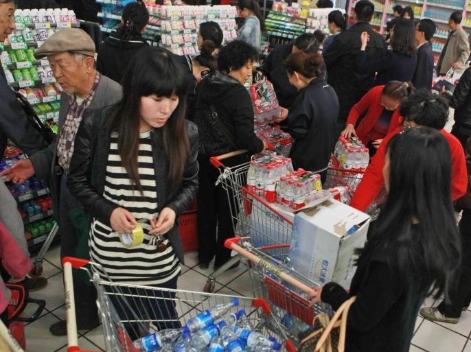 People buy bottled water in a supermarket in Lanzhou, in the north-western China's Gansu province, 11 April 2014 after the government warned citizens not to drink the tap water as a source close to a petrochemical plant was contaminated. People in panic have bought out almost all the bottled water in the city shortly after the notice. Investigators identified a crude oil pipeline run by state-owned China National Petroleum Corp as the source for polluting the water supply in a north-western city, state media reported 12 April. EPA/LI LI CHINA OUT