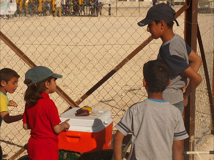 طفل يبيع شرابا مجمدا في أكياس نايلون بمخيم الزعتري في الأردن