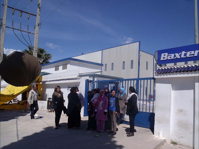 بعض عاملات في وقفة احتجاجية أمام مصنع باكستر تونس (أمام مقر مصنع باكستر تونس بمنطقة واد الليل قرب العاصمة تونس