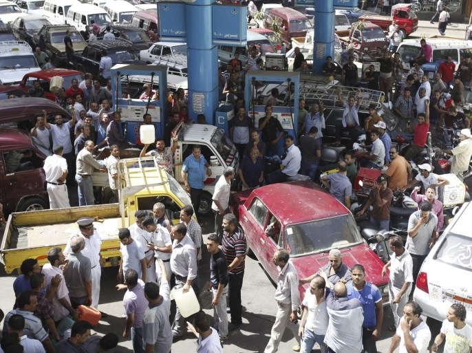 People crowd around a petrol station during a fuel shortage in Cairo June 26, 2013. REUTERS/Mohamed Abd El Ghany