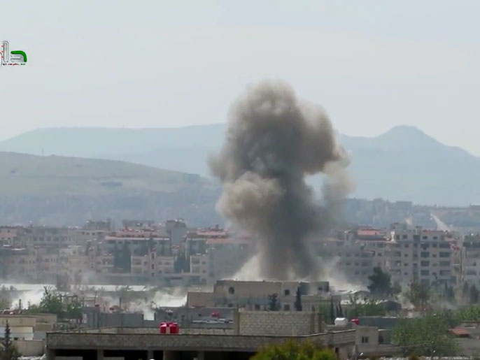 ‪الجزيرة)‬ سوريا مباشر: حالات اختناق وتسممجراء غازات سامة قصفت بها داريا 