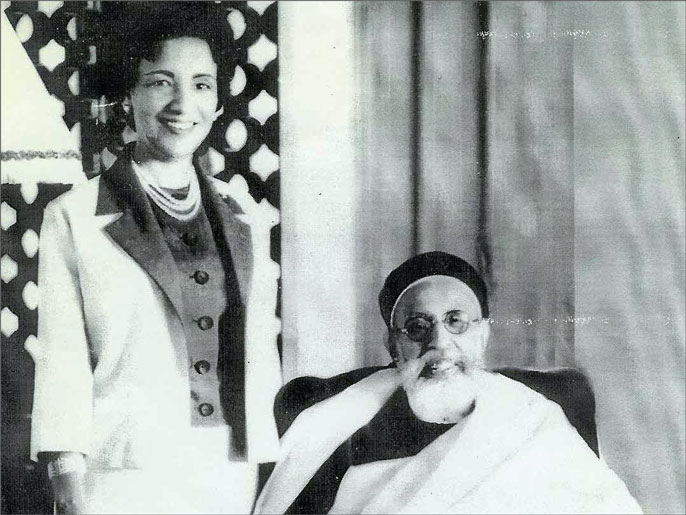 ملك ليبيا الراحل إدريس السنوسي وزوجته فاطمة في صورة أرشيفية ( الجزيرة نت).