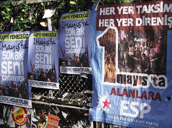 ملصقات لنقابات عمال يسارية تحمل شعارات تنادي بالذهاب لتقسيم و هزم الحكومة التركية