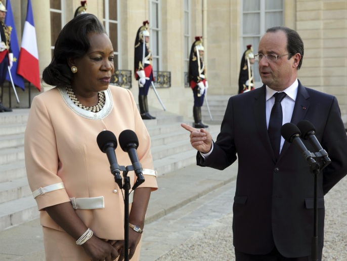 هولاند التقى الرئيسة الانتقالية لأفريقيا الوسطى بباريس (رويترز)