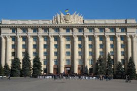 مجلس بلدية مدينة خاركيف وقوات الأمن تحيط بمداخله - سبق إرسالها