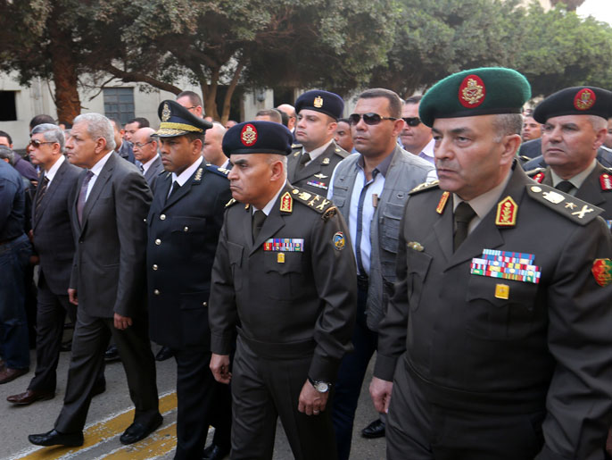 ‪ضباط شرطة مصريون في جنازة زملائهم الذين قضوا في تفجيرات الجامعة‬ (الأوروبية)