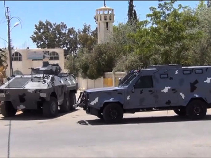 ‪قوات الأمن تحرس المؤسسات الحكومية بالمدرعات والمصفحات‬ (الجزيرة)