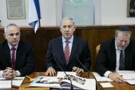 Israel's Prime Minister Benjamin Netanyahu, center, attends the weekly cabinet meeting at his office in Jerusalem, Sunday, March 30, 2014. (AP Photo/Baz Ratner, Pool)