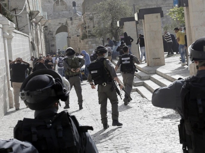 Israeli police clash with Palestinians outside the Al Aqsa mosque compound in the Old City of Jerusalem on April 16, 2014. Dozens of Palestinians were wounded in clashes with Israeli police that erupted when Jerusalem's flashpoint Al-Aqsa mosque compound which was opened to Jewish visitors. Palestinians threw 'stones and firecrackers' at police when they opened the walled compound's gates and Israeli police responded with stun grenades and rubber-coated bullets, they closed the complex to the Jewish visitors after a small number had toured the site. AFP PHOTO / AHMAD GHARABLI