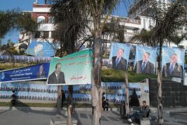أنموذج من اللصق العشوائي لصور أهم مرشحيْن في الأماكن غير المخصصة لها - صورة ملتقطة اليوم الأحد 13/04/2014 بوادي حيدرة بأعالي العاصمة الجزائر.