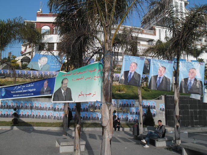 أنموذج من اللصق العشوائي لصور أهم مرشحيْن في الأماكن غير المخصصة لها - صورة ملتقطة اليوم الأحد 13/04/2014 بوادي حيدرة بأعالي العاصمة الجزائر.