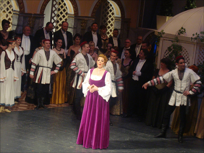 أديما كرهيتش أثناء أدائها دورا استعراضيافي دار الأوبرا بسراييفو (الجزيرة نت)