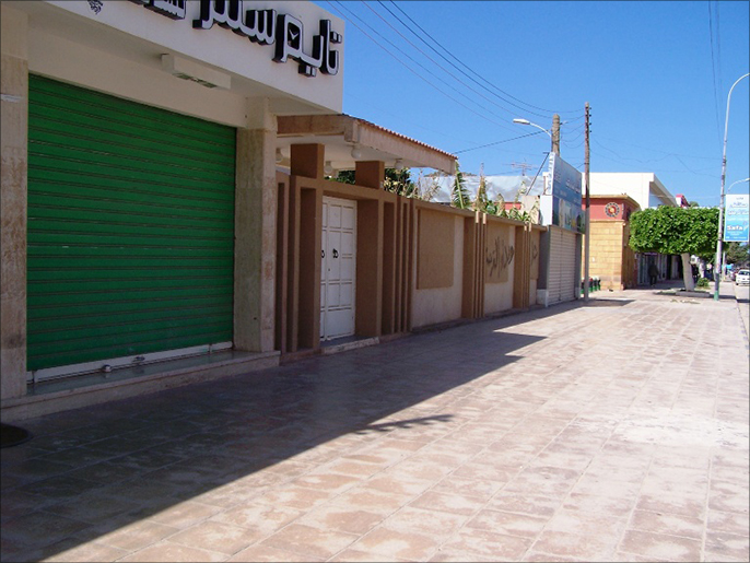 ‪محلات تجارية في بنغازي أغلقت أبوابها التزاما بالعصيان المدني‬ (الجزيرة)