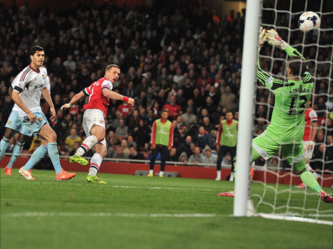 Arsenal's Polish-born German striker Lukas Podolski (2-L) shoots to score a goal during the English Premier League football match between Arsenal and West Ham United at the Emirates Stadium in London on April 15, 2014. AFP PHOTO/GLYN
