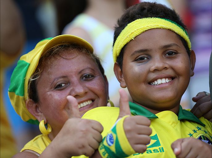 epa03831544 (FILES) A file picture dated 27 June 2013 shows Brazilian supporters cheer prior to the FIFA Confederations Cup 2013 semi final match between Spain and Italy at the Castelao stadium in Fortaleza, Brazil. Tickets for the