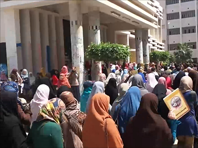 مظاهرات طلابية سابقة تندد بمقتل طالبين بجامعة الأزهر (أرشيف-الجزيرة)