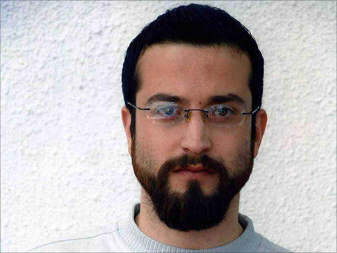 باسم خندقجي شاعر يواجه حكما بالسجن ثلاثة مؤبدات بالسجون الإسرائيلية (الجزيرة نت)