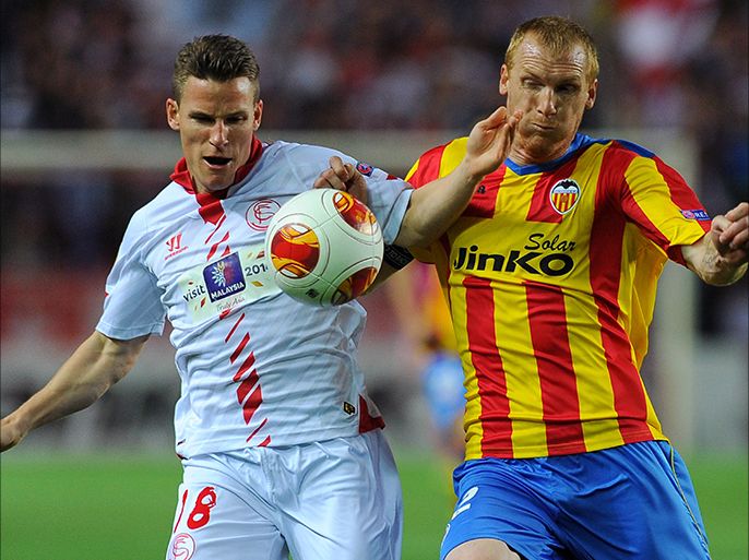 Sevilla's French forward Kevin Gameiro (L) vies with Valencia's French defender Jeremy Mathieu during the UEFA Europa League semifinal first leg football match