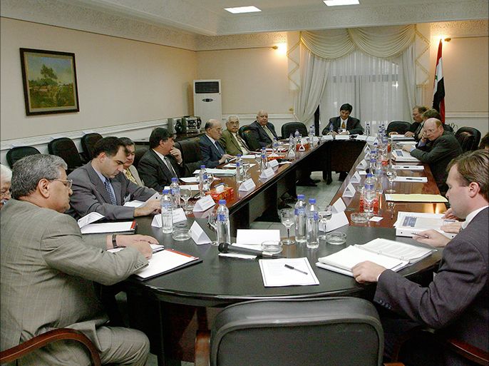epa000277062 A US joint economic commission (R) and an Iraqi delegation (L)hold a meeting 17 September 2004 in Baghdad, Iraq. The tow delegations discussed economic issues, such as debt rescheduling. EPA/Ghaith Abdul-Ahad/POOL