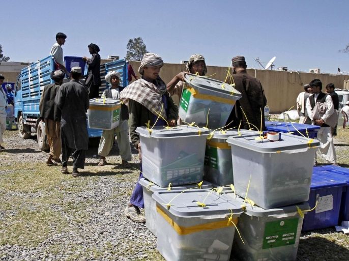 Afghan election workers carry out of a ballot box from a truck at the warehouse of the Independent Elections Commission in Kandahar, Afghanistan, Monday, April 7, 2014. (AP Photo/Allauddin Khan)