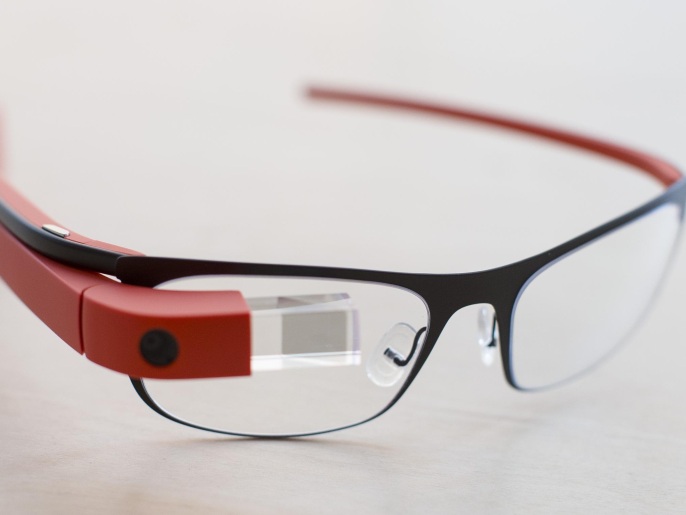 ‪(أسوشيتد برس)‬ نظارة غوغل مزودة بكاميرا وشاشة وتتلقى الأوامر الصوتية 