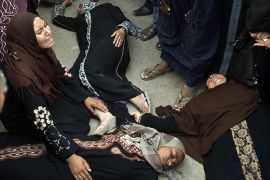 Egyptian women faint outside the courtroom in Egypt's central city of Minya after an Egyptian court sentenced Muslim Brotherhood leader Mohamed Badie and other alleged Islamists to death on April 28, 2014. The defendants were accused of involvement in the murder and attempted murder of policemen in Minya province on August 14, the day police killed hundreds of ousted Islamist president Mohamed Morsi's supporters in clashes in Cairo. AFP PHOTO / KHALED DESOUKI