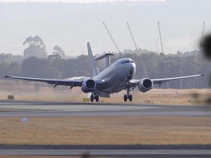 طائرة لسلاح الجو الأسترالي أثناء إقلاعها من مطار بيرث للمشاركة في البحث (أسوشيتد برس)