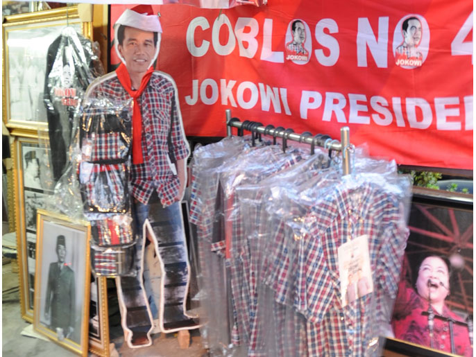 مصمم أزياء يروج لقميص صممه خصيصا للدعاية للمرشح الرئاسي المحتمل جوكووي (الجزيرة نت)