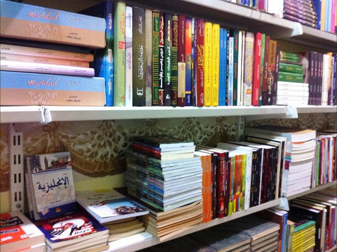 مطالب بتنشيط حركة الترجمة في اقليم كردستان العراق - جانب من مكتبة في دهوك تضم عددا من الكتب المترجمة