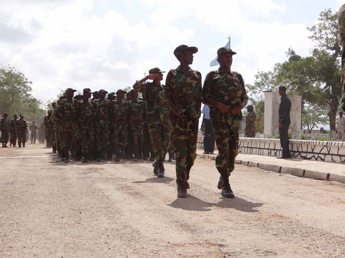 جنود في استعراض عسكري احتفاء بعيد الجيش الوطني السبت 12 إبريل 2014 (الجزيرة نت).