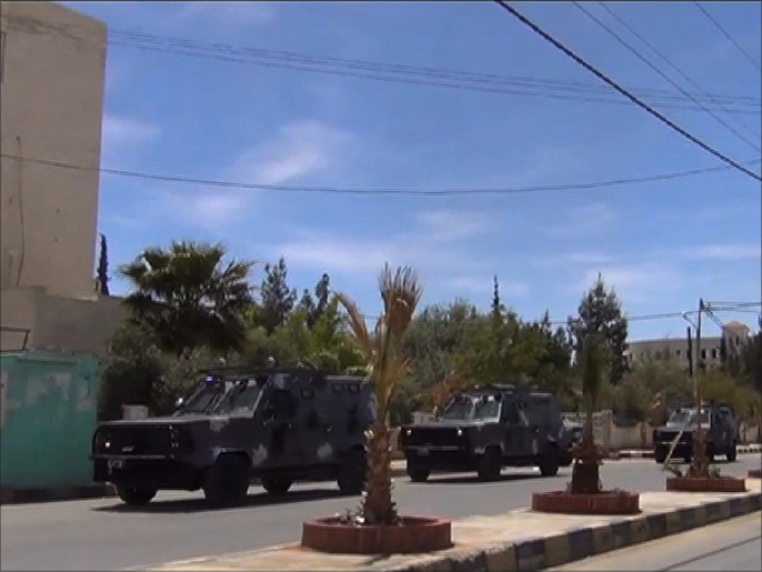 ‪سيارات الأمن والدرك في شوارع معان لبسط السيطرة ومواجهة المحتجين‬ (الجزيرة)