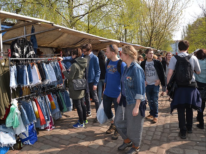 الملابس المستعملة محط اهتمام الفقراء والأغنياء بسوق سور برلين. الجزيرة نت