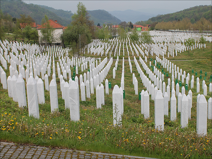 ‪جانب من مقبرة ضحايا مجزرة سربرنيتشا‬ (الجزيرة نت)