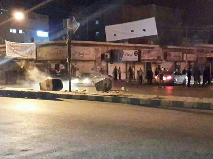 شبان في معان يغلقون شوارع رئيسية بالاطارات المشتعلة والحاويات اثناء المواجهات مع قوات الامن