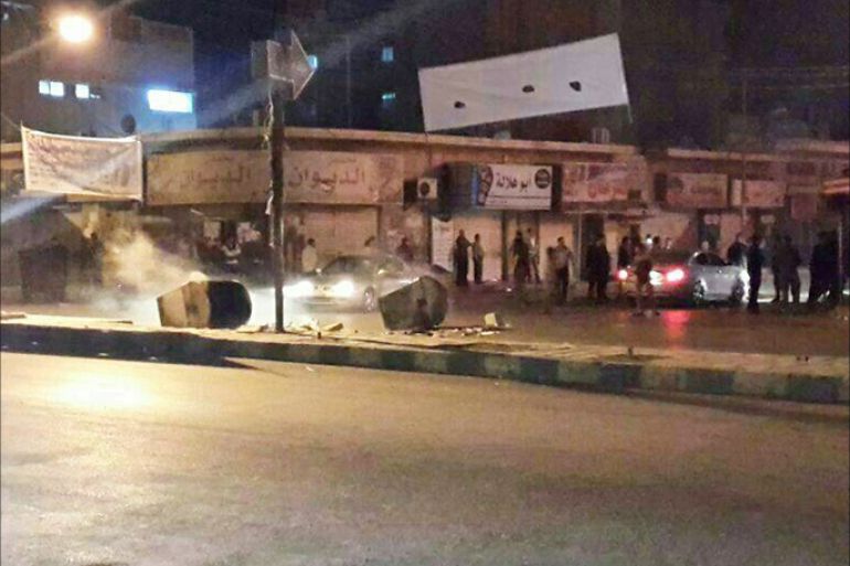 شبان في معان يغلقون شوارع رئيسية بالاطارات المشتعلة والحاويات اثناء المواجهات مع قوات الامن