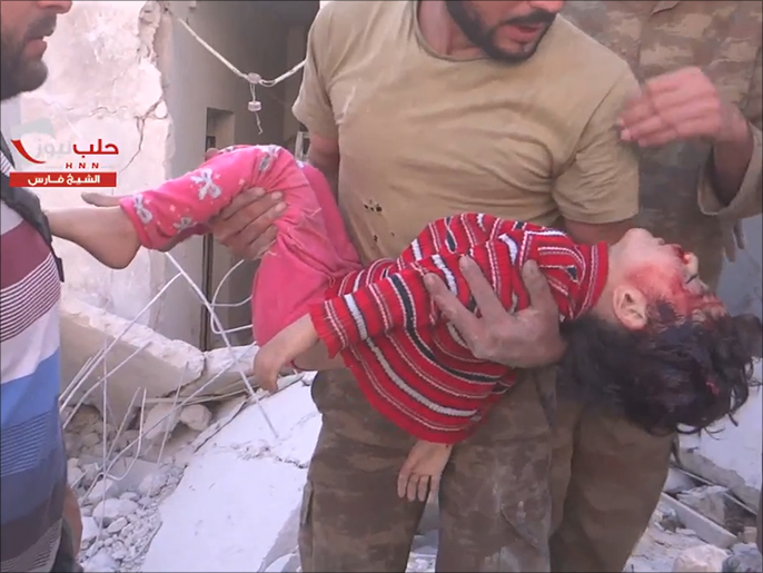 صورة بثها ناشطون لطفلة قتلت إثر إلقاء طيران النظام البراميل المتفجرة على حي الشيخ فارس بحلب 
