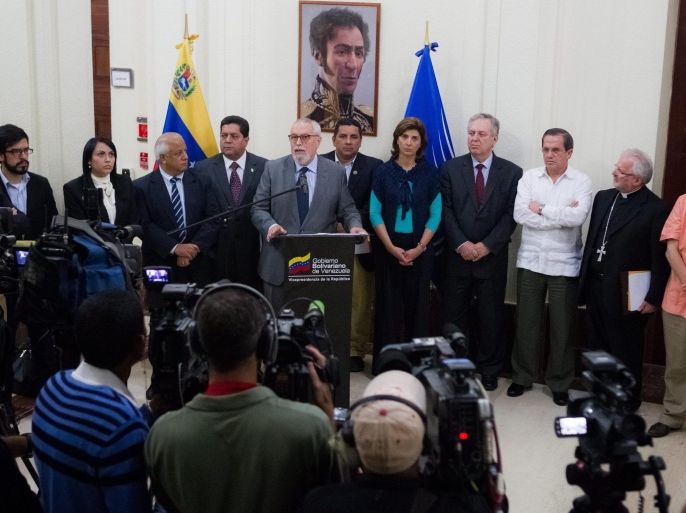Speaker of the Venezuelan opposition Ramon Guillermo Acevedo (C) speaks accompanied by members of the Mesa de Unidad Democratica (MUD) (Democratic Unity Table) during a press conference after a meeting with the Venezuelan government over the crisis in the country, at Vice Presidency headquarters in Caracas, Venezuela, 15 April 2014. The Venezuelan government rejected the proposal by the oppsition on a law of amnesty.