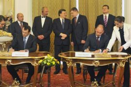 CEO of Ukrainian gas company Ukrtransgaz Igor Lokhman, left, and CEO of Slovak natural gas transport company Eustream Tomas Marecek, right, sign a memorandum on gas supplies back to Ukraine in Bratislava, Slovakia, Monday, April 28, 2014. Supplies will lower Ukrainine´s dependence on Russia in the future. Ukrainian Minister of Fuel and Energy Yuriy Prodan, Slovak Minister of Economy Tomas Malatinsky, European Commission President Jose Manuel Barroso, Slovak Prime Minister Robert Fico and European Commissioner for Inter-Institutional Relations and Administration Maros Sefcovic are seen, rear from left to right. (AP Photo/CTK/Jan Koller)