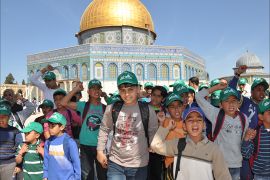 أطفال القدس يكسرون الطوق العسكري عن الأقصى وقبة الصخرة